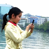 用手机拍照的小女孩（练习人像抓拍）