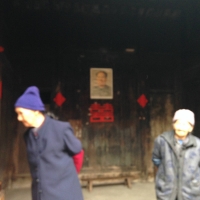 每家的大堂中间都会挂一张毛泽东画像
